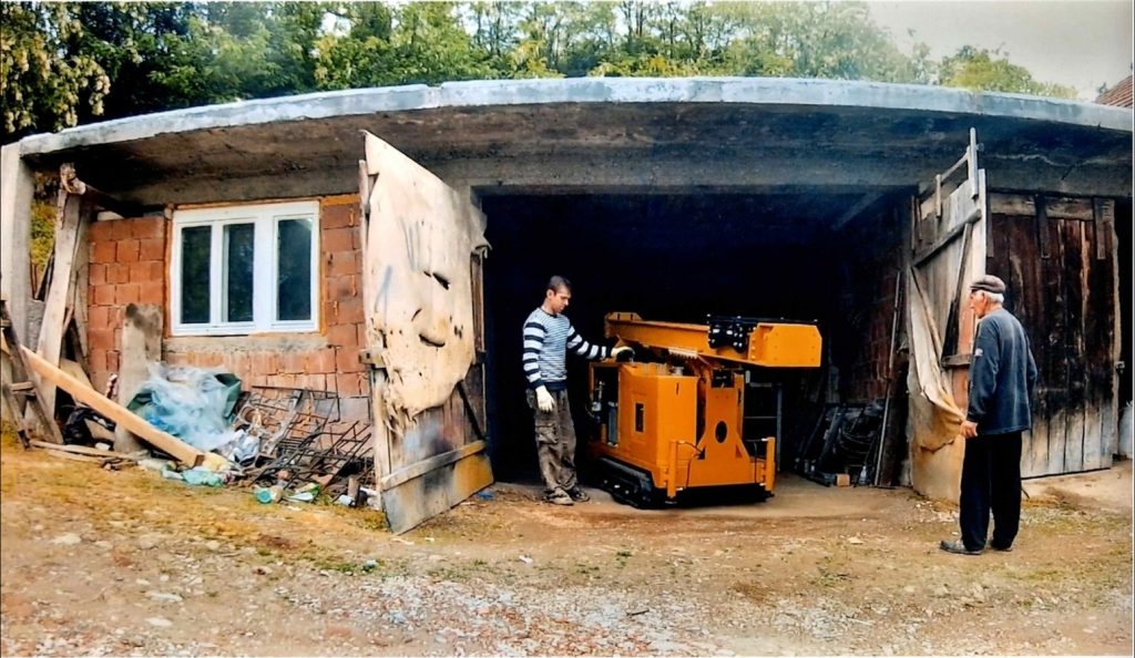Prva ručno sklopljena mašina GTC 100 i garaža u kojoj je sve počelo.